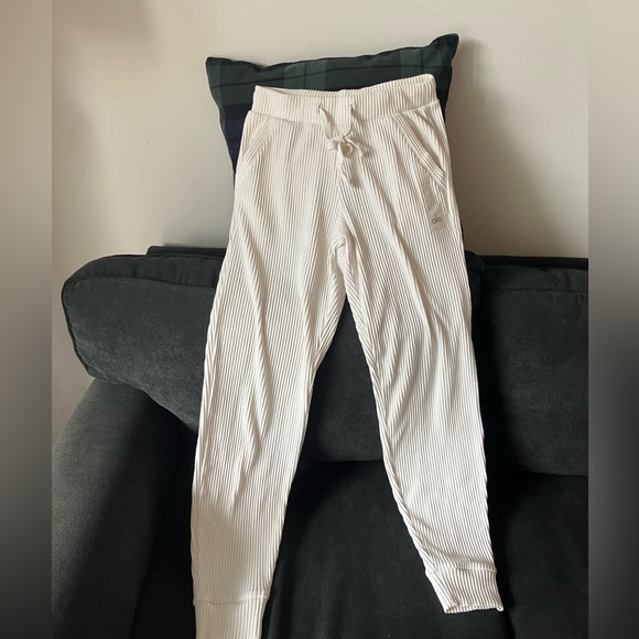 Alo Women’s Set - Picture 4 of 6